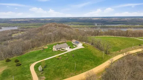 1567 St. Catherine Dubuque IA 52031