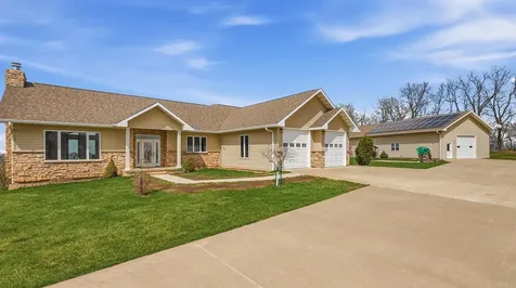 1567 St. Catherine Dubuque IA 52031