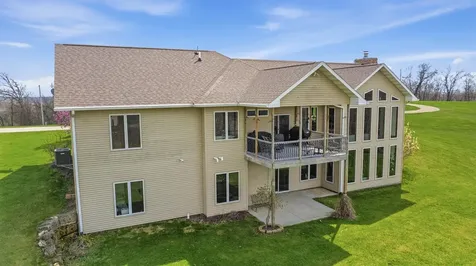 1567 St. Catherine Dubuque IA 52031