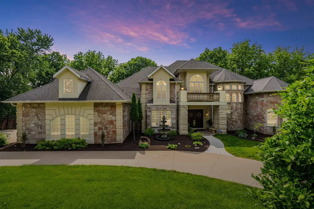 1047 Shady Oaks Dubuque IA 52003