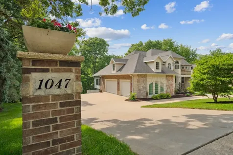 1047 Shady Oaks Dubuque IA 52003