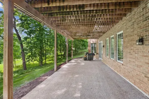 1047 Shady Oaks Dubuque IA 52003