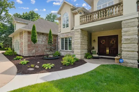 1047 Shady Oaks Dubuque IA 52003