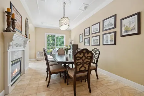 1047 Shady Oaks Dubuque IA 52003