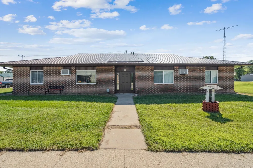 108 S Center Dundee IA 52038