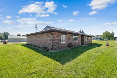 108 S Center Dundee IA 52038