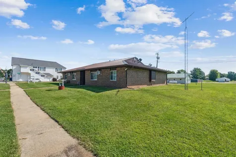 108 S Center Dundee IA 52038
