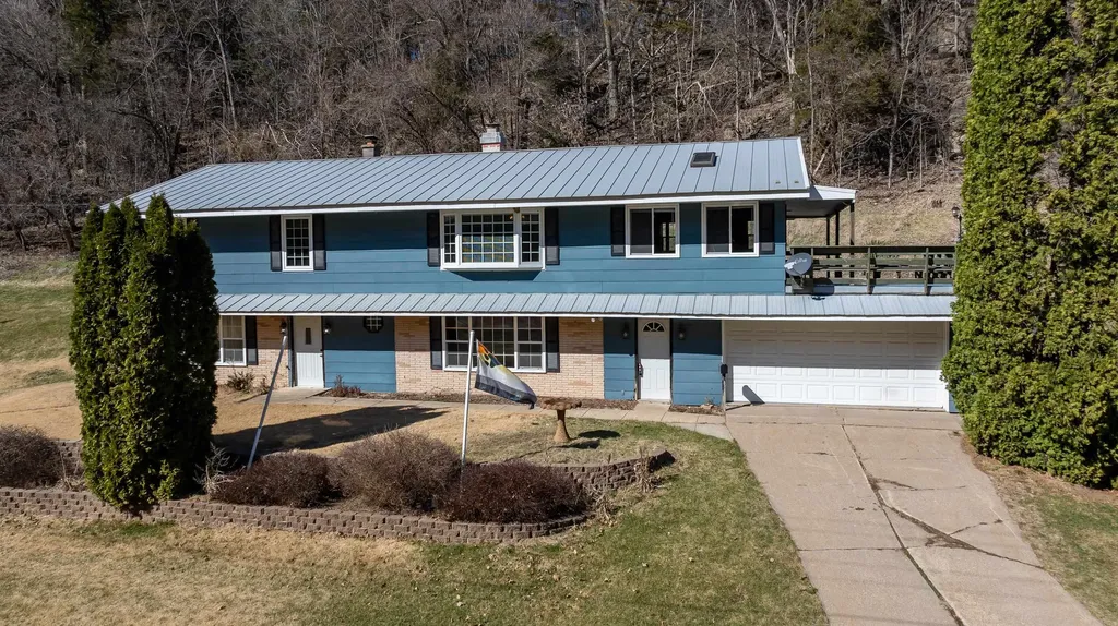 21279 Mud Lake Dubuque IA 52001