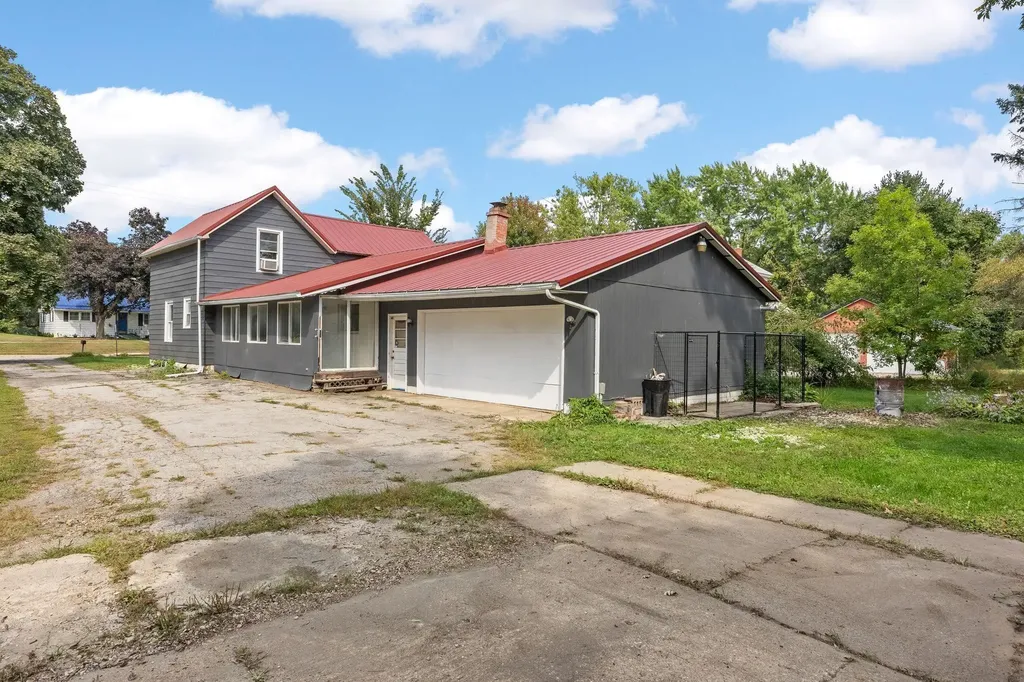 531 E Linn Coggon IA 52218