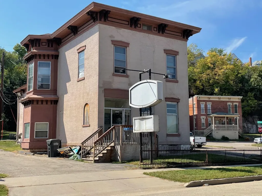 1477 Locust Dubuque IA 52001