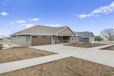 1020 Sage Oak Manchester IA 52057