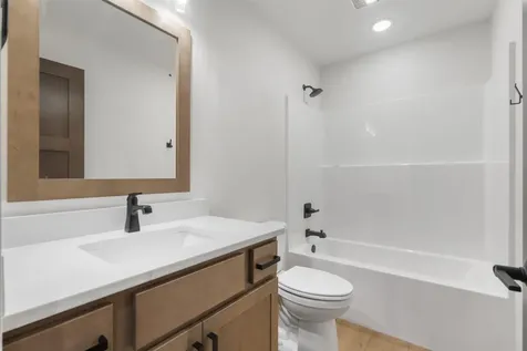 1020 Sage Oak Manchester IA 52057
