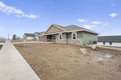 1020 Sage Oak Manchester IA 52057