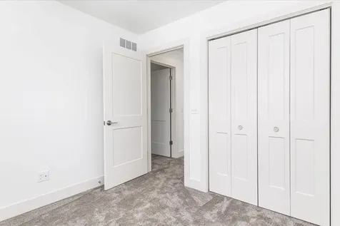 2527 Washington Dubuque IA 52001