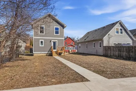 2527 Washington Dubuque IA 52001