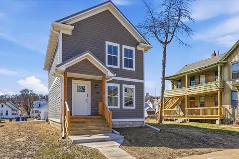 2527 Washington Dubuque IA 52001