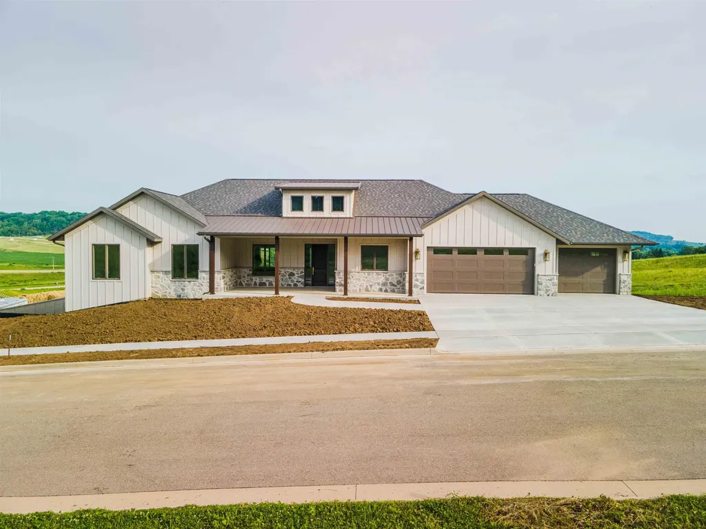 8644 Ebony Dubuque IA 52003