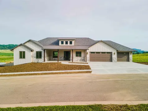 8644 Ebony Dubuque IA 52003
