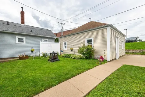 1081 Center Dubuque IA 52001