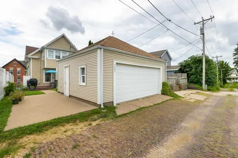 1081 Center Dubuque IA 52001