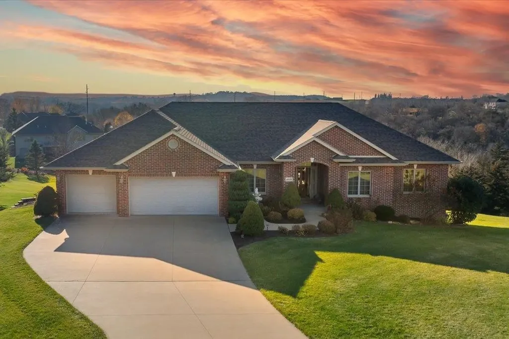 14136 Cypress Dubuque IA 52002