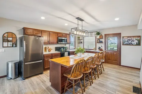 8212 98th Wyoming IA 52362