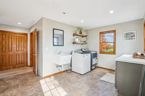8212 98th Wyoming IA 52362