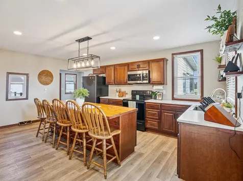 8212 98th Wyoming IA 52362