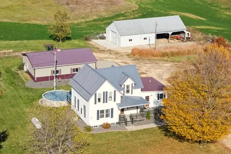 8212 98th Wyoming IA 52362