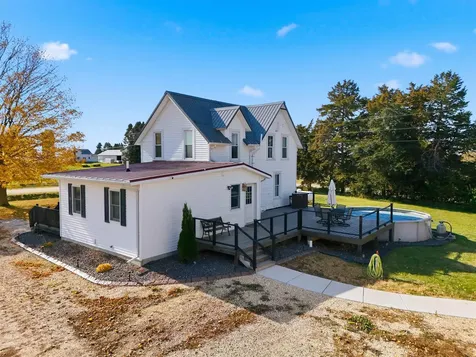 8212 98th Wyoming IA 52362