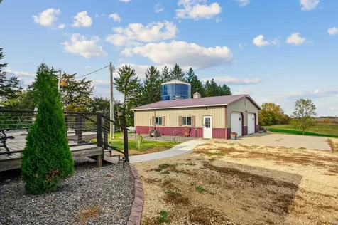 8212 98th Wyoming IA 52362