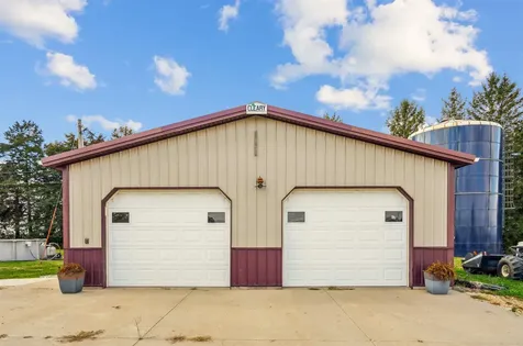 8212 98th Wyoming IA 52362