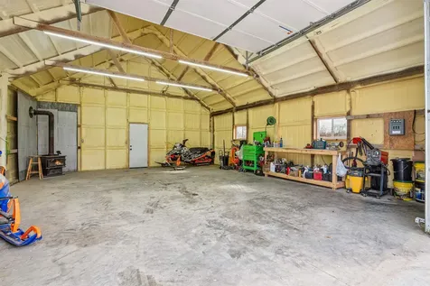 8212 98th Wyoming IA 52362