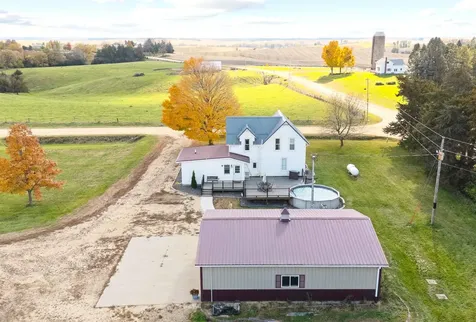 8212 98th Wyoming IA 52362