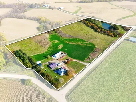 8212 98th Wyoming IA 52362