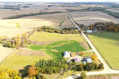 8212 98th Wyoming IA 52362