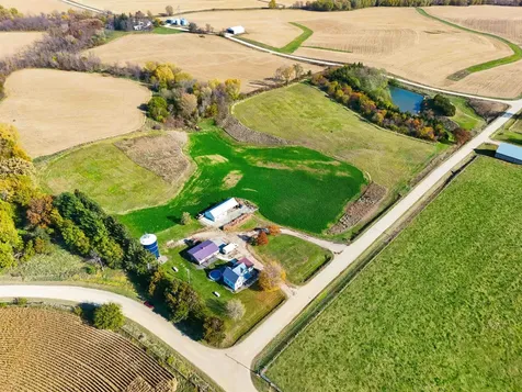8212 98th Wyoming IA 52362