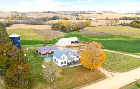8212 98th Wyoming IA 52362