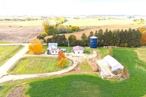 8212 98th Wyoming IA 52362