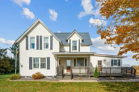 8212 98th Wyoming IA 52362