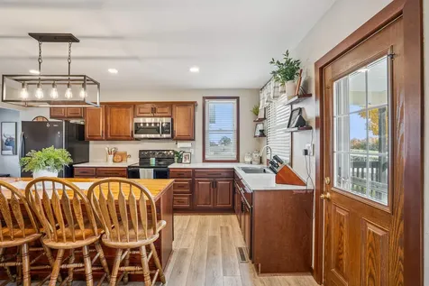 8212 98th Wyoming IA 52362