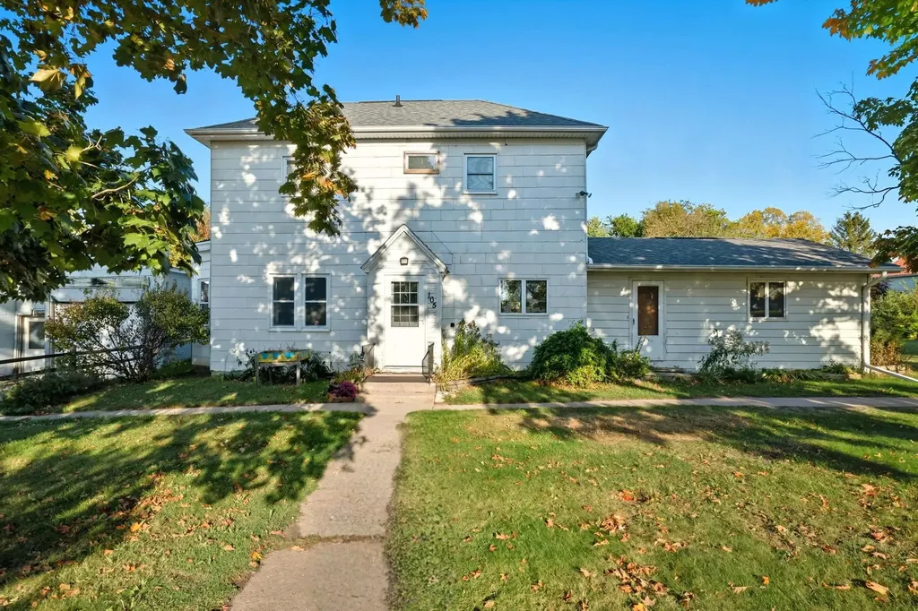 105 SE Harrison Cascade IA 52033