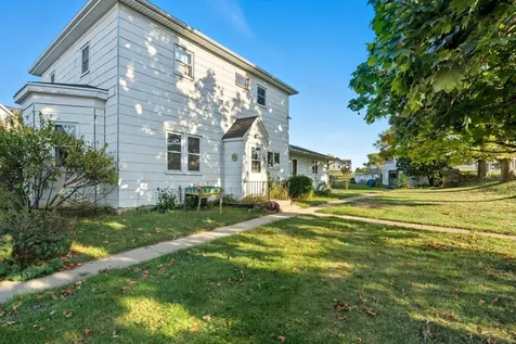 105 SE Harrison Cascade IA 52033