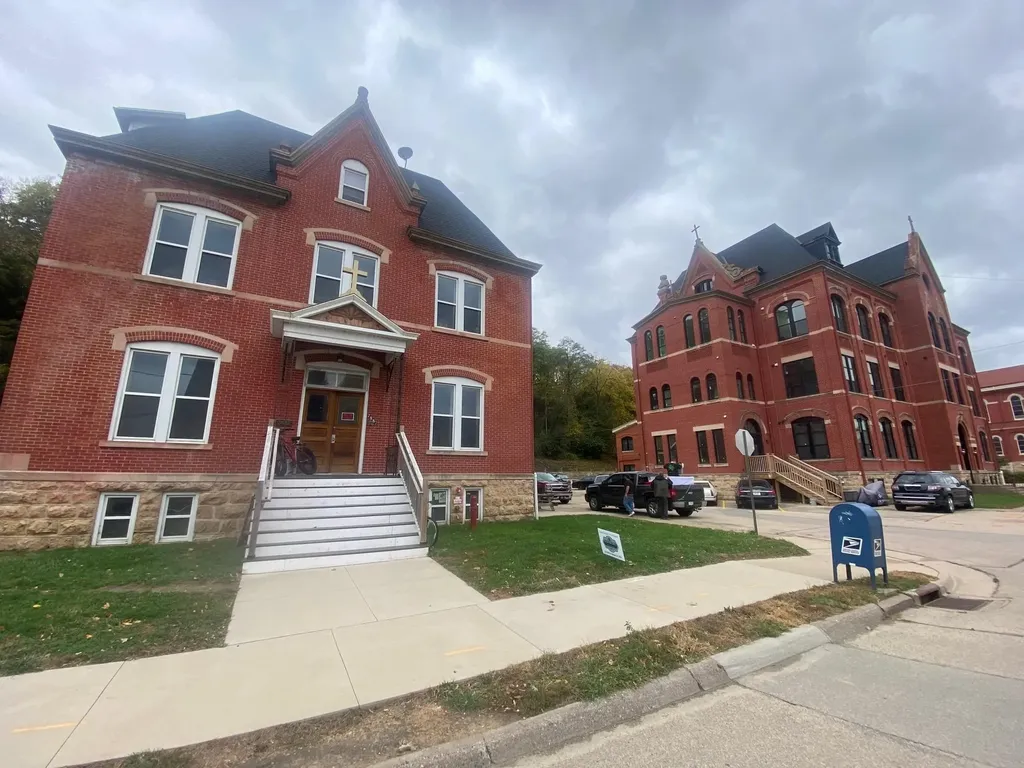 2901 Central Dubuque IA 52001