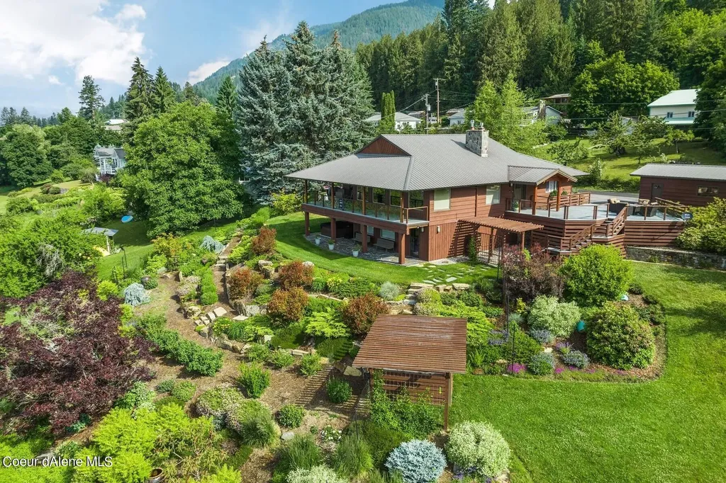 716 Lakeview Boulevard Hope ID 83836
