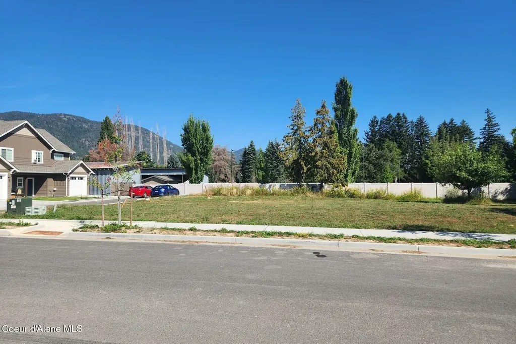 1702, 1706 1712 Onyx Court Sandpoint ID 83864