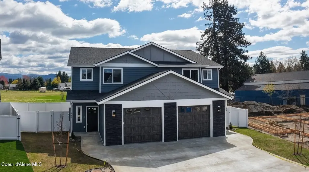 206 E Lobo Loop Hayden ID 83835