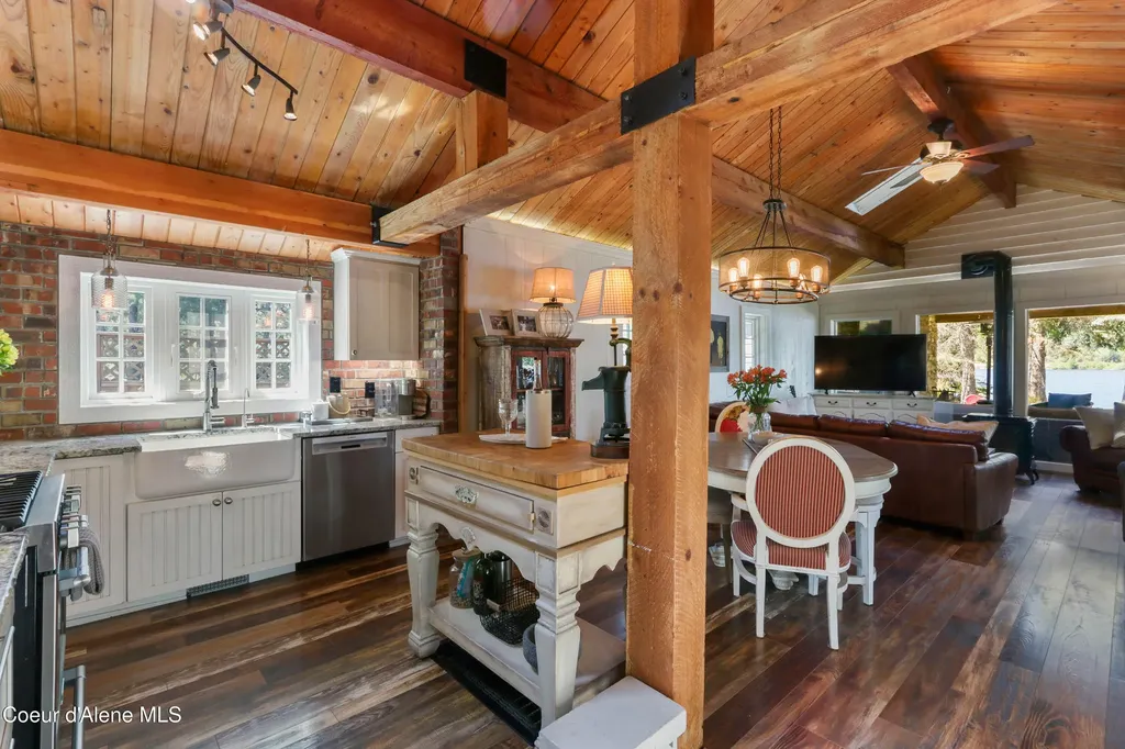 737 Evergreen Road Sagle ID 83860