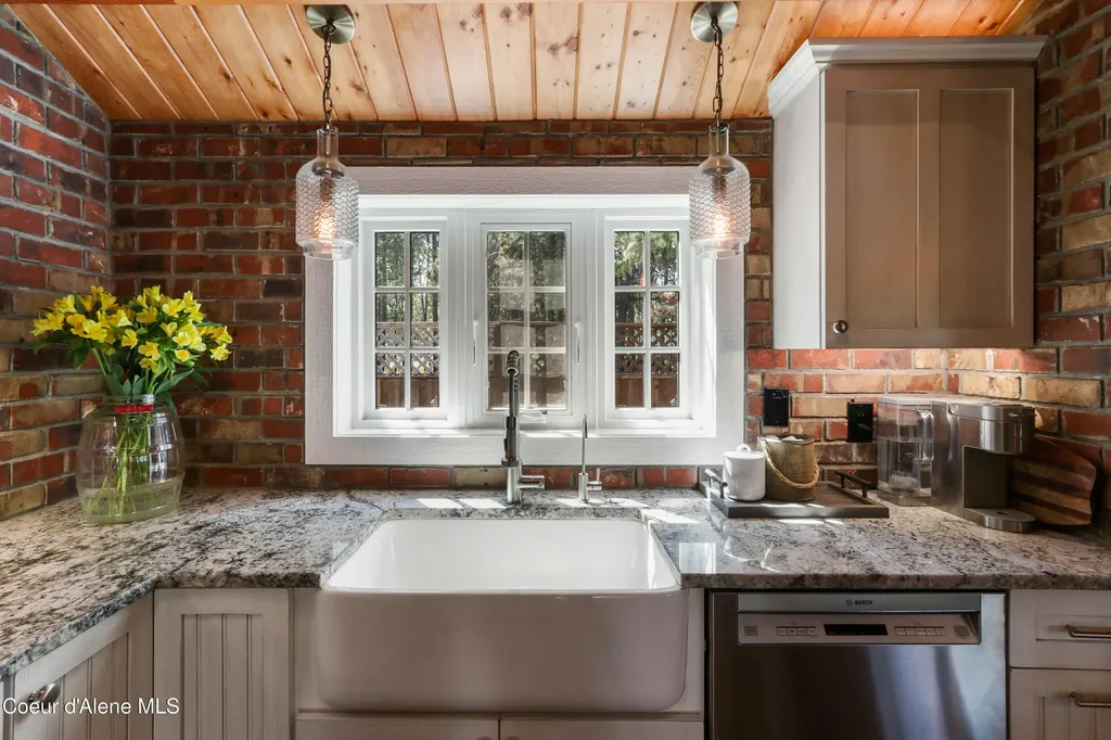 737 Evergreen Road Sagle ID 83860