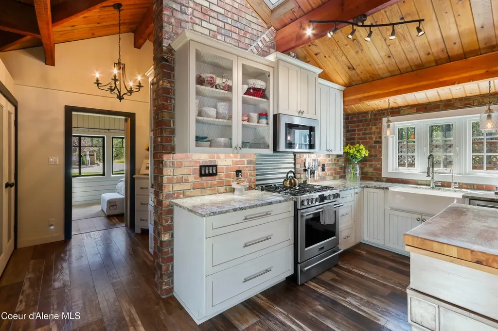 737 Evergreen Road Sagle ID 83860